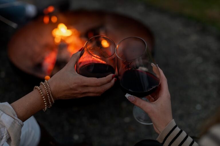 Drinks around the fire 768x512